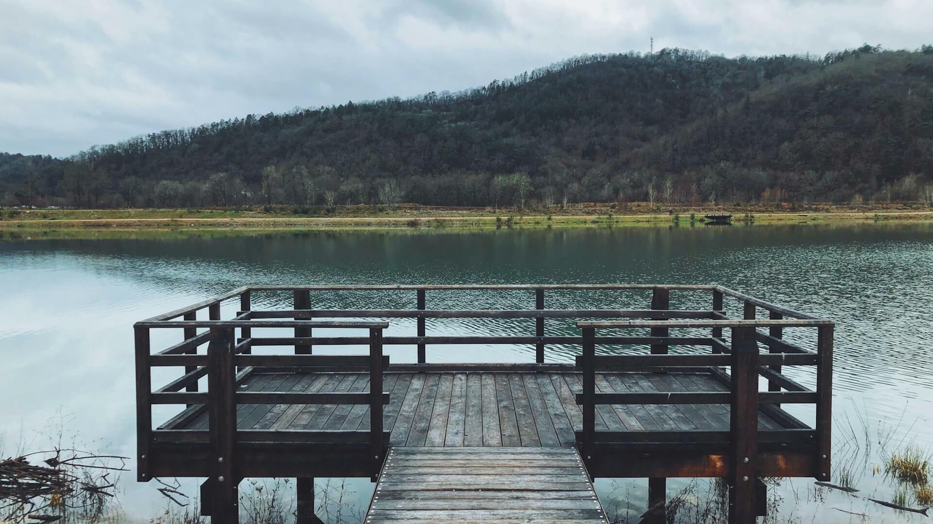 Quai en bois sur un lac à Argentat-sur-Dordogne